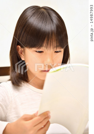 読書をする女の子 14987993
