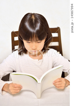 読書をする女の子 14987994