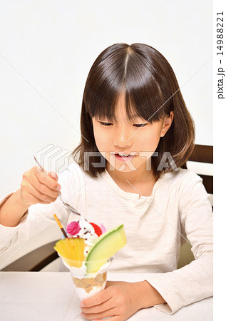 パフェを食べる女の子の写真素材 1491