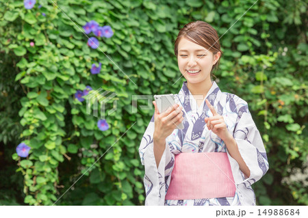 浴衣を着た女性 スマホ 浴衣を着た女性 スマホ 14988684