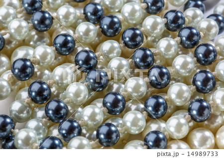 String of black and white pearls 14989733