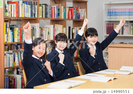 図書館でガッツポーズをする中学生 14990551