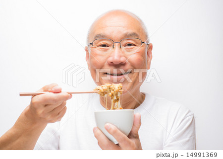 納豆をかき混ぜるシニア 納豆をかき混ぜるシニア 14991369