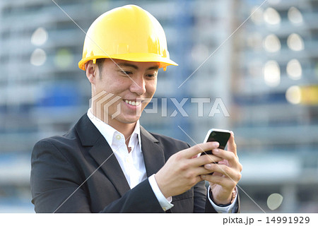 Young Chinese architect using smartphone 14991929