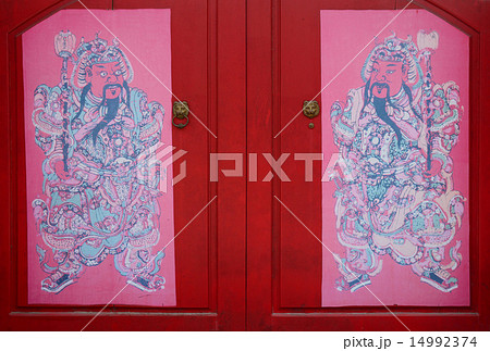 Old Chinese door at local temple 14992374