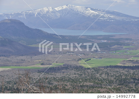 屈斜路湖と藻琴山の展望／北海道　弟子屈町 14992778
