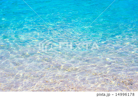 青くて透明な海の写真素材