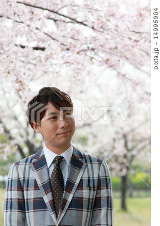 男性1人 (ビジカジ ビジネスカジュアル 仕事 桜 春 新生活 会社員 新学期 ソメイヨシノ) 男性1人 (ビジカジ ビジネスカジュアル 仕事 桜 春 新生活 会社員 新学期 ソメイヨシノ) 14996904