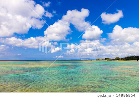 沖縄の七色の海の写真素材