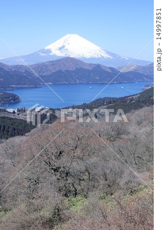 箱根、芦ノ湖の背景にそびえる霊峰富士 箱根、芦ノ湖の背景にそびえる霊峰富士 14997851