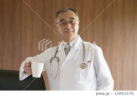 コーヒーカップを持ち椅子に寄りかかる医者 15001370