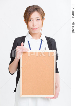 ナース服を着たミドルの看護師 ナース服を着たミドルの看護師 15001730
