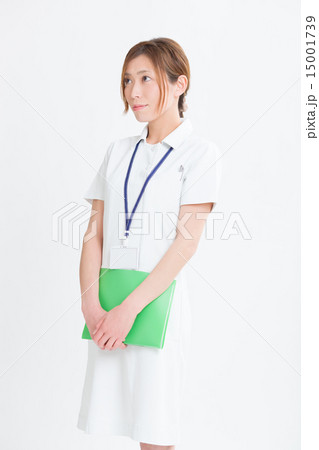 ナース服を着たミドルの看護師 ナース服を着たミドルの看護師 15001739