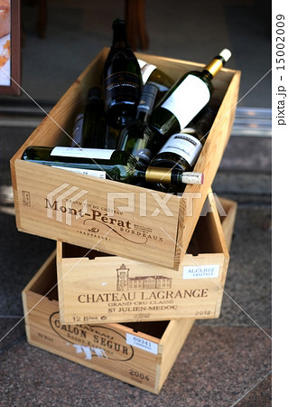 木箱に入ったワインボトル 木箱に入ったワインボトル 15002009