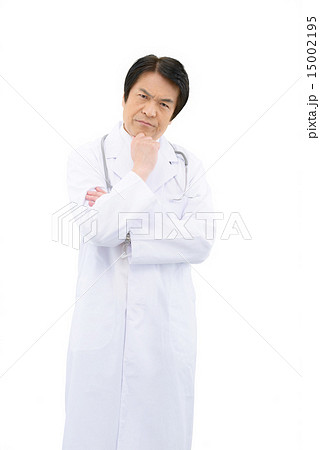 白バックのミドル男性ドクターのバストアップイメージ 白バックのミドル男性ドクターのバストアップイメージ 15002195