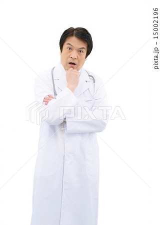 白バックのミドル男性ドクターのバストアップイメージ 白バックのミドル男性ドクターのバストアップイメージ 15002196