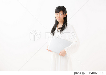 ノートパソコン・若い女性 15002333