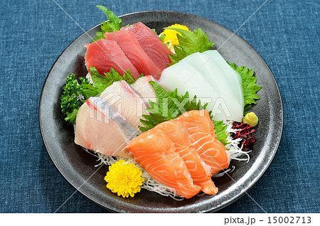 詳細な品種は不明、マグロ、イカ、はまち、サーモンのお刺身の盛り合わせ。 詳細な品種は不明、マグロ、イカ、はまち、サーモンのお刺身の盛り合わせ。 15002713