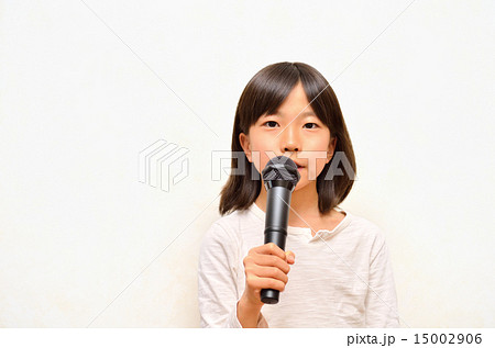 マイクで歌う女の子の写真素材