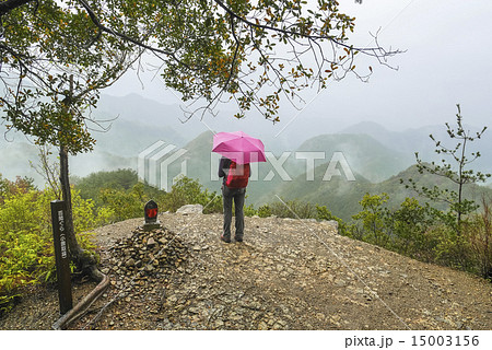 百間ぐらと傘の女性２ 15003156