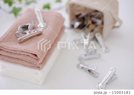 タオルと洗濯ばさみ 15003181