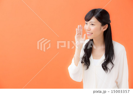 呼ぶ・若い女性 15003357