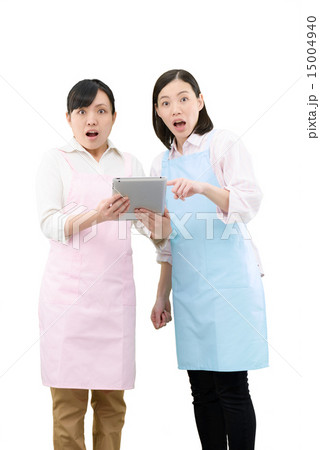 若い女性介護ヘルパ−2人の白バックイメージ 若い女性介護ヘルパ−2人の白バックイメージ 15004940