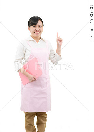 エプロンをした若い女性の白バックイメージ エプロンをした若い女性の白バックイメージ 15005209