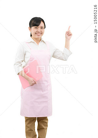 エプロンをした若い女性の白バックイメージ エプロンをした若い女性の白バックイメージ 15005216