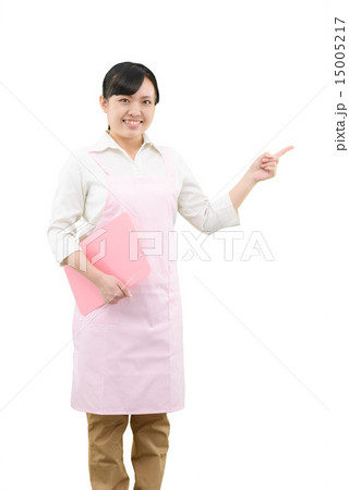 エプロンをした若い女性の白バックイメージ エプロンをした若い女性の白バックイメージ 15005217