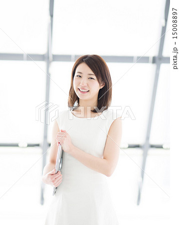 若い女性 15008897