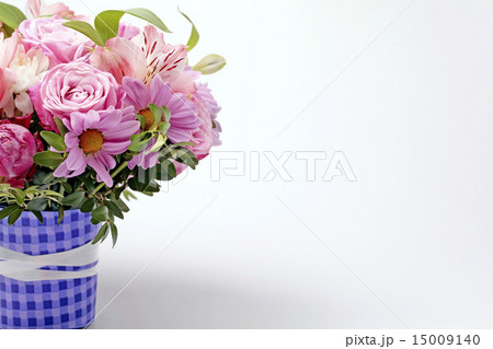 Beautiful pink bouquet of flowers with copy space 15009140