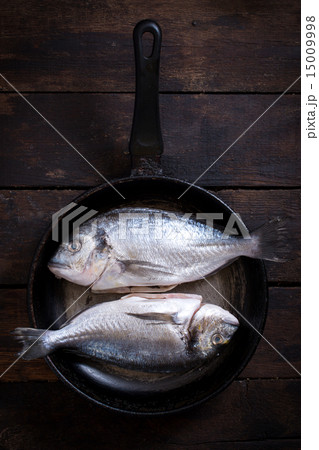 Gilthead fish in pan Gilthead fish in pan 15009998