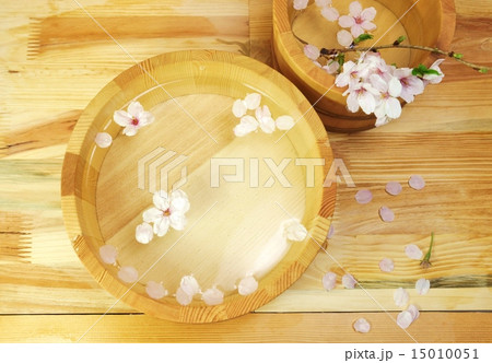 春の素材・湯桶手桶の中に散る桜・和手拭なし俯瞰横位置 春の素材・湯桶手桶の中に散る桜・和手拭なし俯瞰横位置 15010051