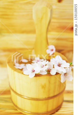春の素材・手桶の中に桜・和手拭なし縦位置 15010055