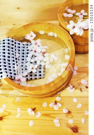 春の素材・湯桶手桶の中に散る桜・和手拭あり俯瞰縦位置 春の素材・湯桶手桶の中に散る桜・和手拭あり俯瞰縦位置 15010134