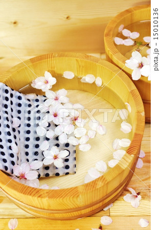 春の素材・湯桶手桶の中に散る桜・和手拭あり俯瞰湯桶アップ縦位置 15010136