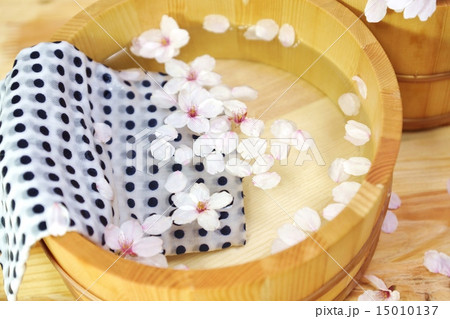春の素材・湯桶の中に散る桜・和手拭あり俯瞰湯桶アップ横位置 春の素材・湯桶の中に散る桜・和手拭あり俯瞰湯桶アップ横位置 15010137