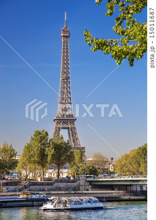 Eiffel Tower with boat on Seine in Paris, France 15011687