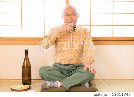 酔っ払いのオヤジ 15011746