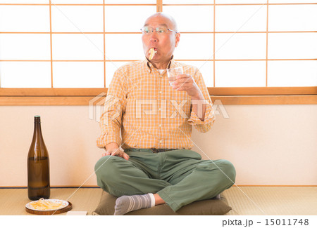酔っ払いのオヤジ 15011748