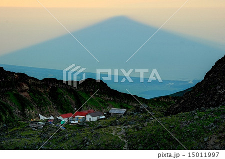 鳥海山 影鳥海と山小屋の写真素材