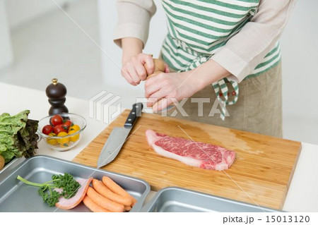 肉を調理する女性 15013120