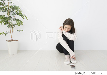 ひとりぼっち　孤独　寂しい　女性 15013870