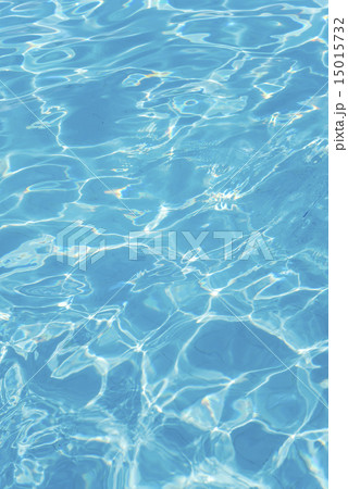 プール水面の光の波紋の写真素材