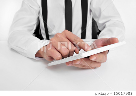 businessman using a tablet computer 15017903