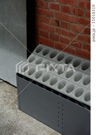 傘立て 傘 設備 施設 レンガ レンガ倉庫 外壁 ブロックの写真素材