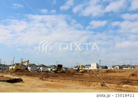 街中の工事現場 15018411