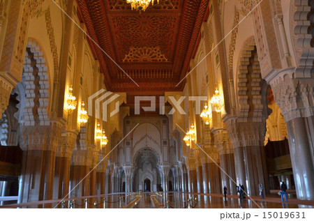 ベネチアのムラーノ島製のシャンデリアが照らす豪華絢爛なハッサン2世モスクの内陣 ベネチアのムラーノ島製のシャンデリアが照らす豪華絢爛なハッサン2世モスクの内陣 15019631