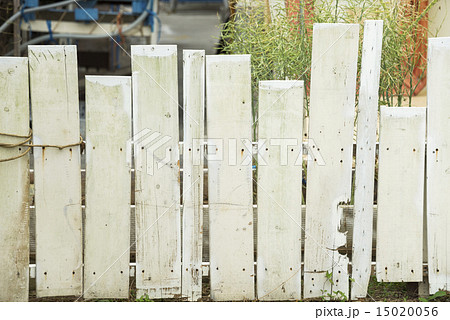 手造り感のある白い板塀の写真素材
